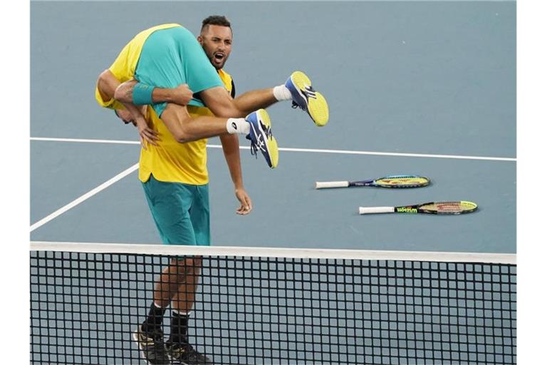 Nick Kyrgios nahm seinen Doppelpartner Alex de Minaur nach dem Sieg auf die Schulter. Foto: Mark Evans/AAP/dpa