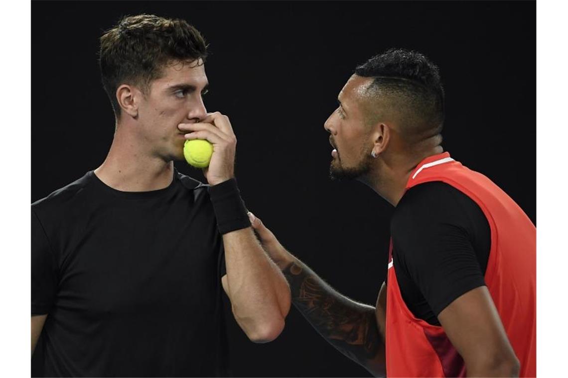 Kyrgios/Kokkinakis gewinnen Doppel-Wettbewerb in Melbourne Nick Kyrgios (r) und Thanasi Kokkinakis besprechen sich auf dem Platz. Foto: Andy Brownbill/AP/dpa