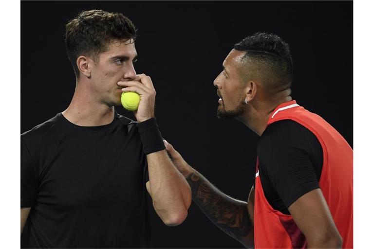 Nick Kyrgios (r) und Thanasi Kokkinakis besprechen sich auf dem Platz. Foto: Andy Brownbill/AP/dpa
