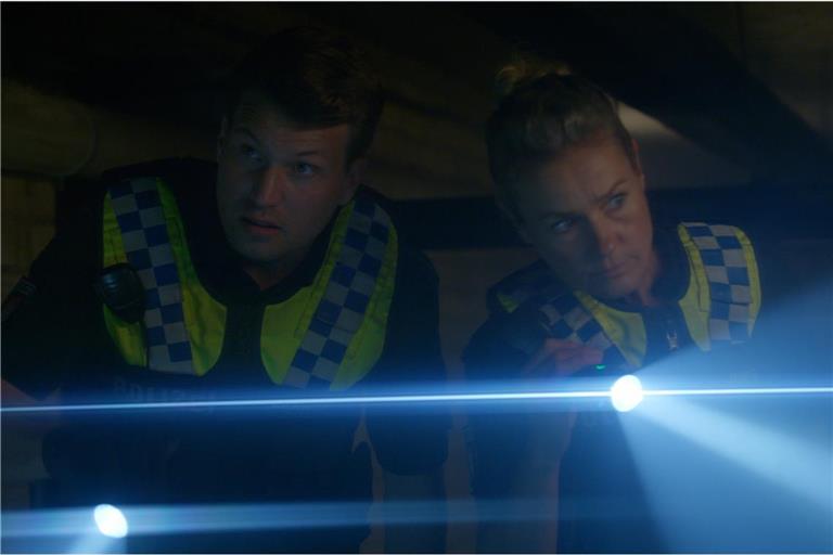 Nick (Raúl Richter) und Franzi (Rhea Harder-Vennewald) hoffen, im Keller des Schulgebäudes das vermisste Mädchen zu finden.