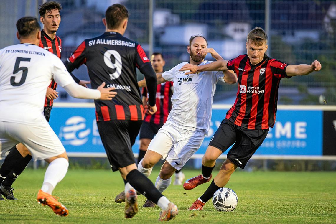 Nick Rühle (rechts) und der SV Allmersbach kommen gegen Leonberg/Eltingen erst spät auf Touren und verlieren 0:3.Foto: Alexander Becher