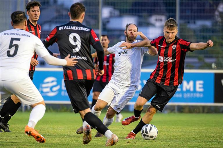 Nick Rühle (rechts) und der SV Allmersbach kommen gegen Leonberg/Eltingen erst spät auf Touren und verlieren 0:3.Foto: Alexander Becher