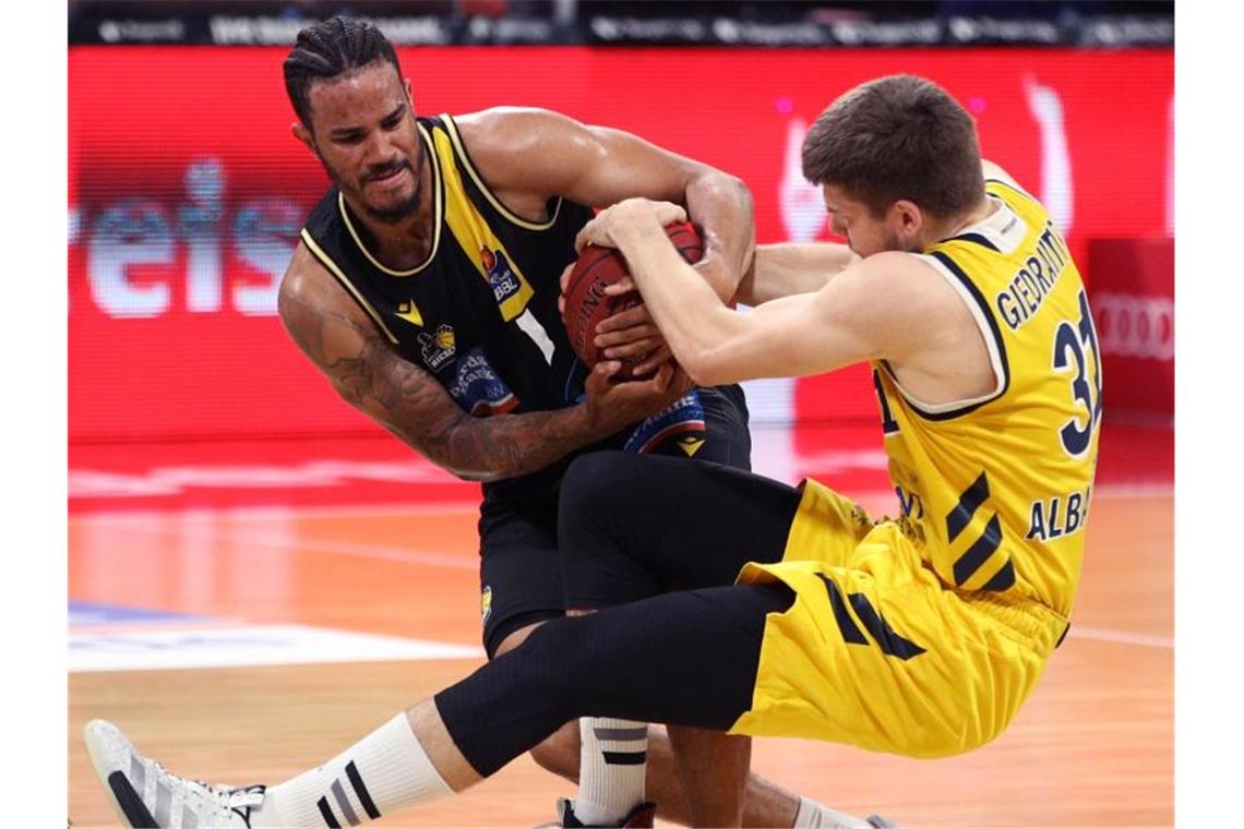 Nick Weiler-Babb (l) kämpft um den Ball. Foto: Adam Pretty/Getty Images Europe/Pool/dpa/Archivbild