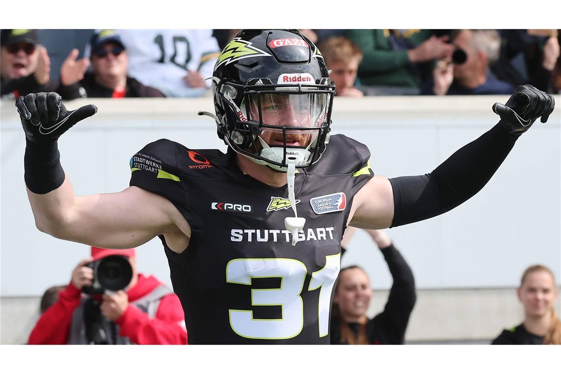 Ein Endspiel der großen Emotionen – vor allem für die Stuttgarter Jungs Nick Wenzelburger (25/Defensive Back): „Ein unglaublicher Traum wird wahr, wir alle haben das noch gar nicht realisiert. Dieses Stadion hat eine wahnsinnige Bedeutung für jeden Stuttgarter, jeder kennt den VfB und dieses Stadion, seit er geboren ist. Ich war Teil des Teams 2023, beim ausverkauften Finale in Duisburg. Das war schon sehr beeindruckend, aber das Stadion war viel kleiner und nicht mit dieser Bedeutung aufgeladen. Ich hoffe auf 40 000 Leute – wenn dann die Arena bebt, wird es einmalig, keine Frage. Ich war so oft bei VfB-Spielen, das kann ich gar nicht zählen. Schon in der Kindheit war ich großer VfB-Fan, und vor ein paar Jahren habe ich diese Liebe wiederentdeckt. Hoffentlich wird bei uns die Stimmung ähnlich wie bei VfB-Spielen. Meine Familie wird da sein, plus 50 bis 60 Freunde. Ich bringe einen riesen Fanclub mit, der extra Schilder bastelt und mich schon die gesamte Saison unterstützt. Alle zusammen geben mir einen unglaublichen Rückhalt. Die Vorfreude ist riesig – darauf, vor diesem Publikum alles zu geben und den Pokal zu holen. Ich kann es kaum erwarten.“