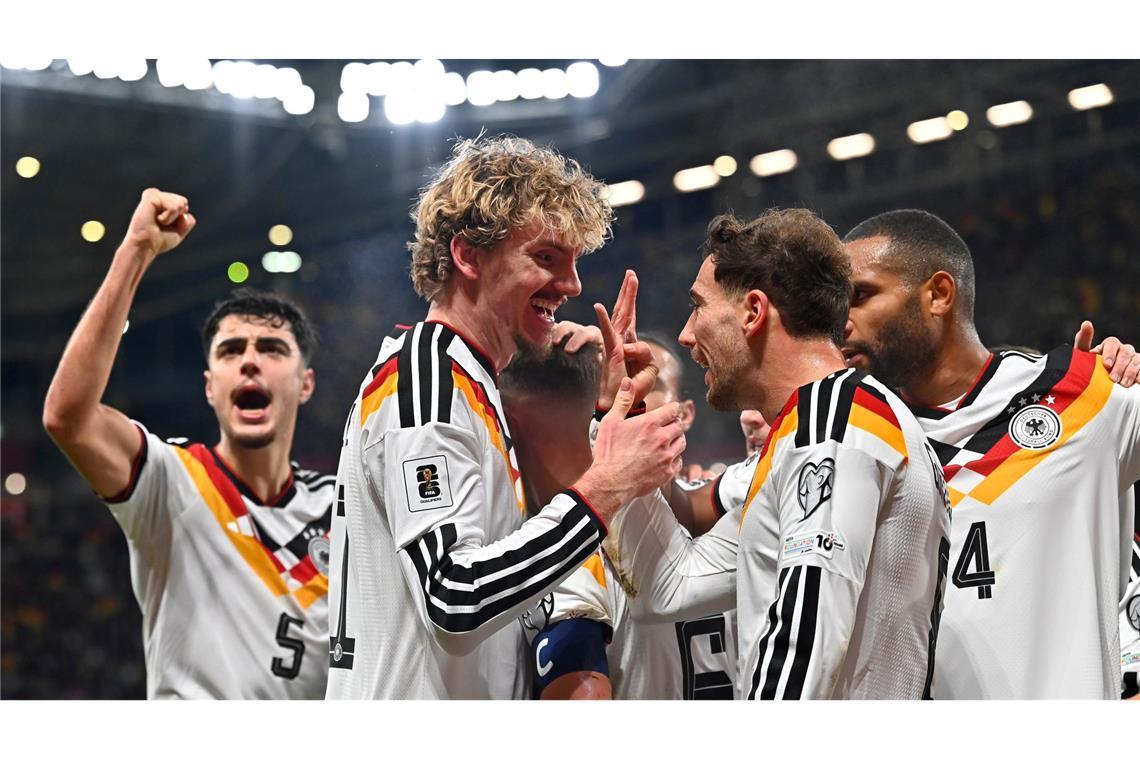 Nick Woltemade (2. v.l.) bejubelt den nächsten Treffer mit seinen Kollegen.