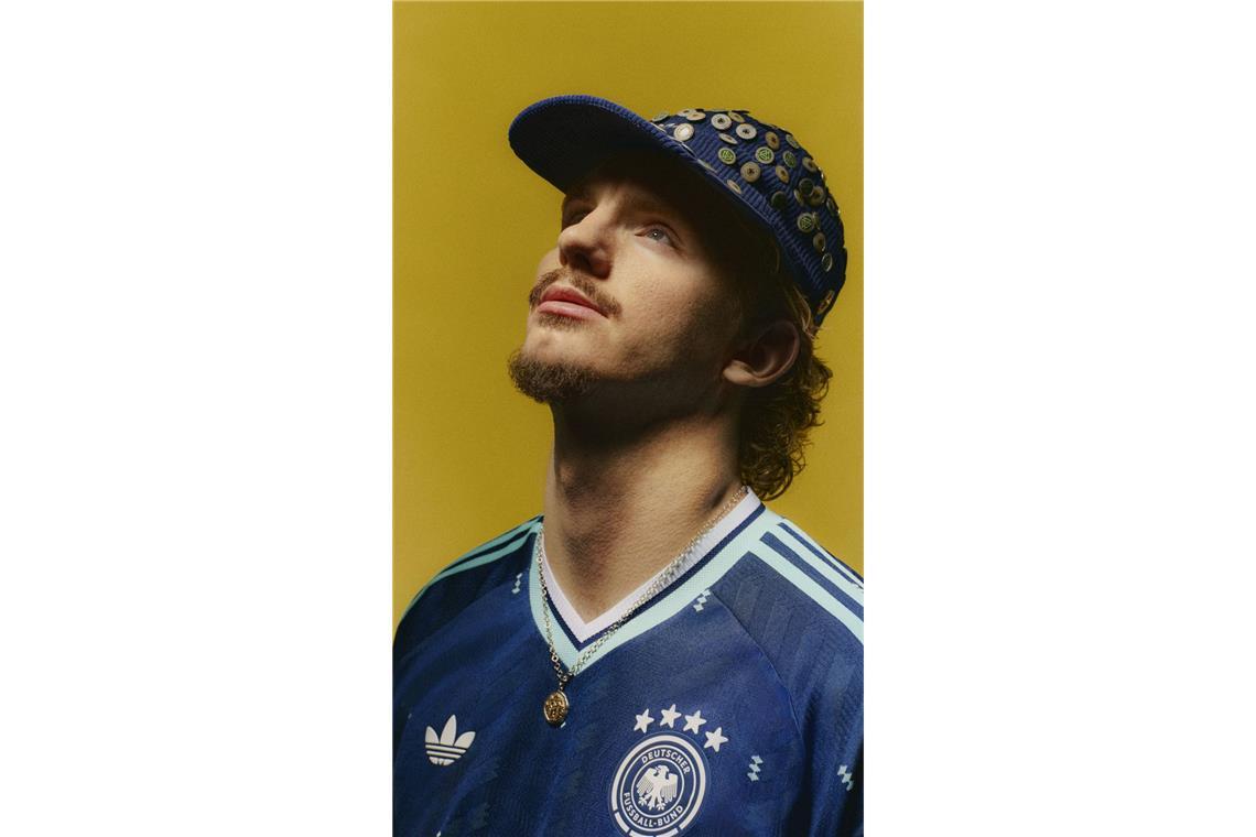 Nick Woltemade im neuen DFB-Auswärtstrikot