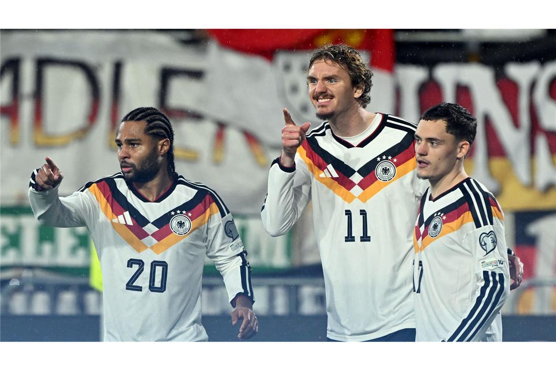 Nick Woltemade (Mitte) jubelt über eines seiner Tore.