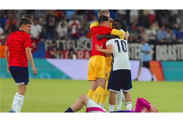 Nick Woltemade (unten) und die U21 verpassen den EM-Titel.