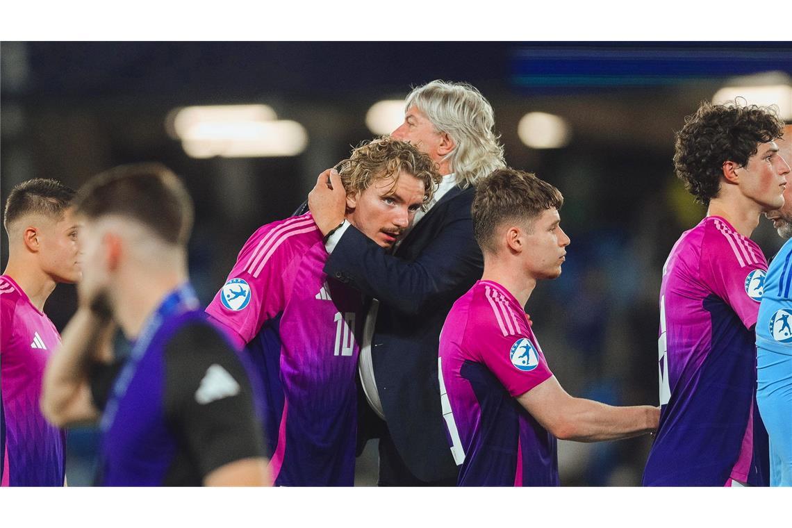 Ende einer "wahnsinnigen Reise": Woltemades U21 ohne Krönung Nick Woltemade wird von DFB-Vize Ronny Zimmermann getröstet.