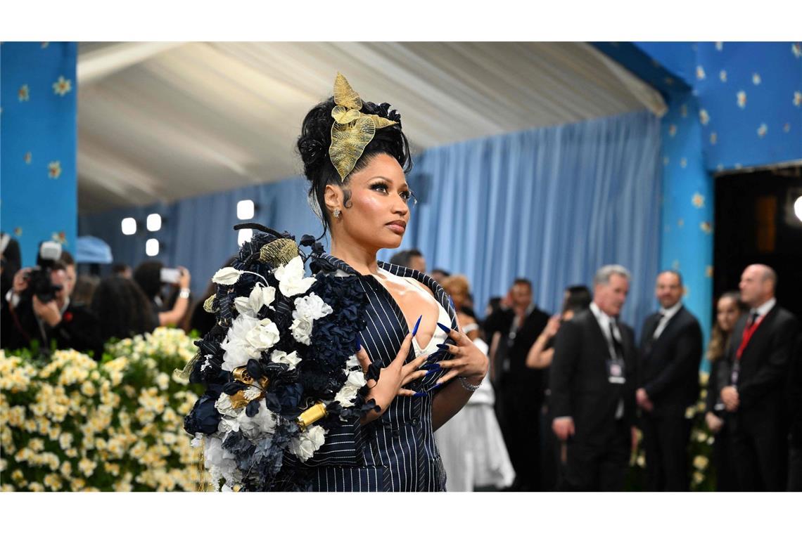 Tops und Flops auf dem roten Teppich Nicki Minaj zeigt ihre blauen Fingernägel.