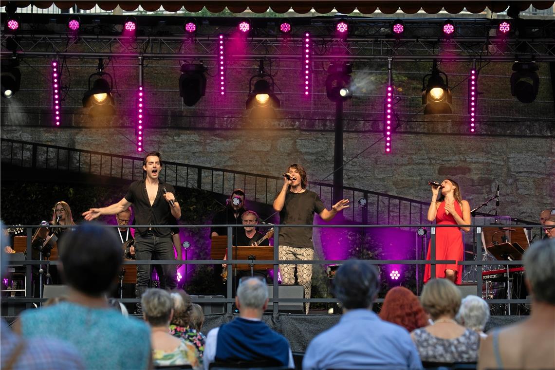 Schwungvoller Auftakt für den Kultursommer Nicky Wuchinger (links), Sascha Lien und Femke Soetenga sowie die Band sorgen für ein intensives Hörerlebnis. Fotos: A. Becher