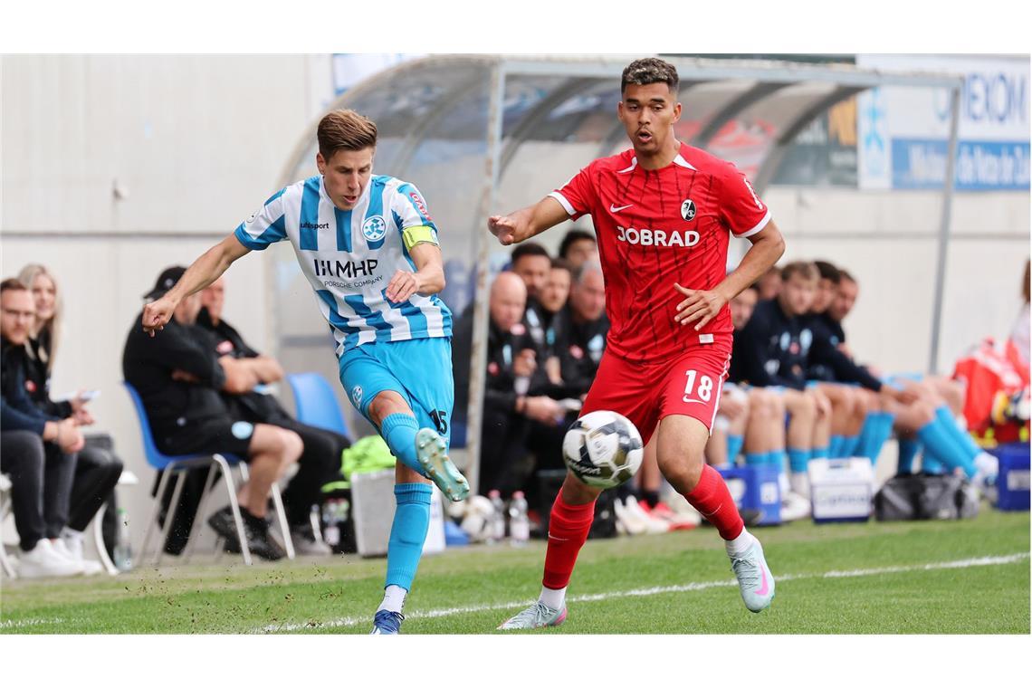 Zu wenig Energie und Esprit – die Luft ist raus bei den Blauen Nico Blank bringt den Ball an Yann Sturm vorbei.