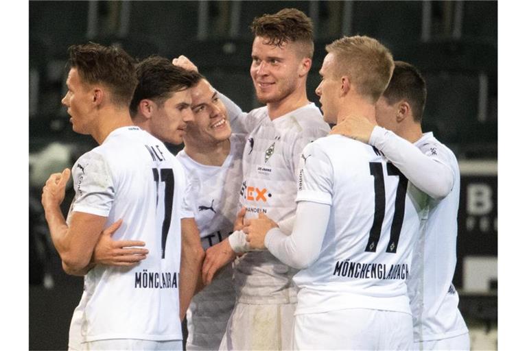 Nico Elvedi (M) traf für die Gladbacher zum 1:0. Foto: Federico Gambarini/dpa