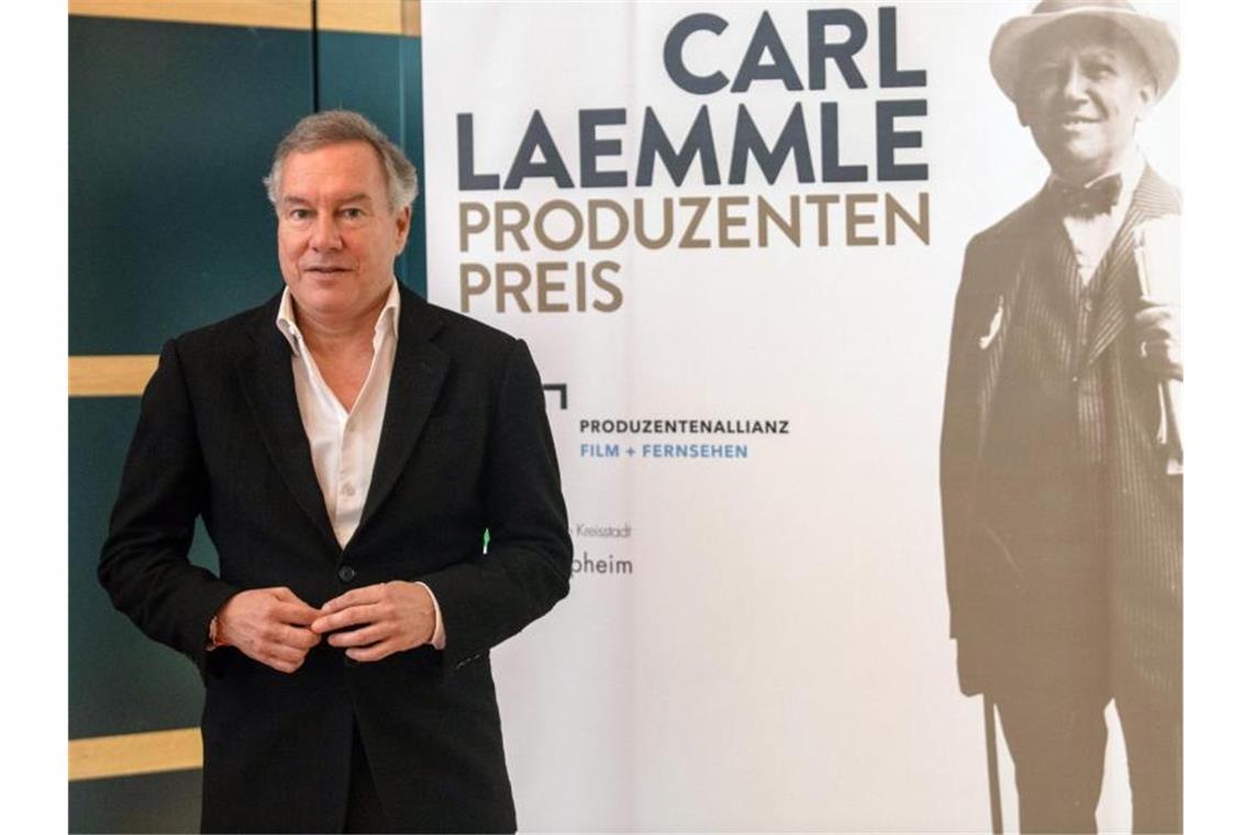 Nico Hofmann mit Carl-Laemmle-Produzentenpreis ausgezeichnet Nico Hofmann, Regisseur und Filmproduzent, steht im Schloss Großlaupheim neben einem Porträt von Carl Laemmle. Foto: Stefan Puchner/dpa