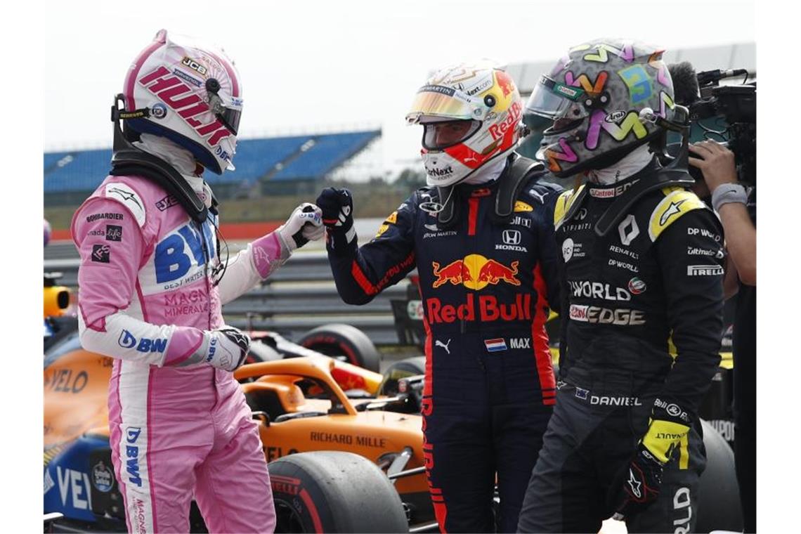 Nico Hülkenberg (l-r) geht von Startplatz drei ins Rennen - Max Verstappen und Daniel Ricciardo gratulieren. Foto: Andrew Boyers/Reuters Pool/AP/dpa