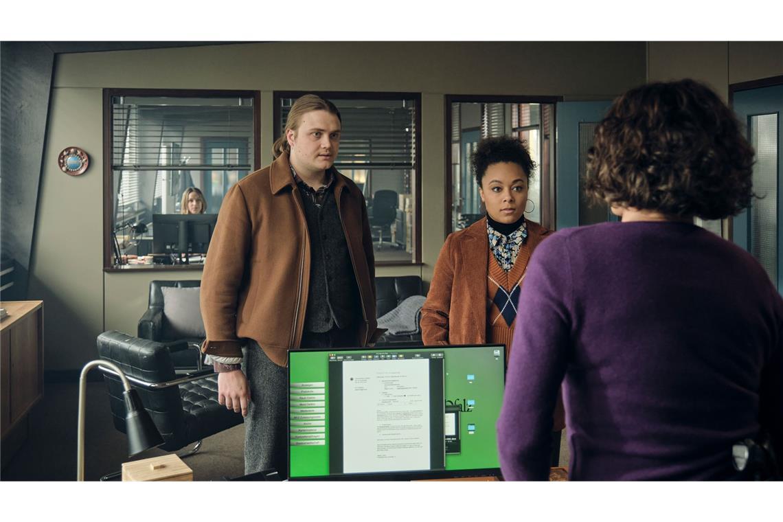 „Der Stelzenmann“: Was taugt der neue „Tatort“ aus Ludwigshafen? Nico (Johannes Scheidweiler) und Mara (Davina Chanel Fox) teilen sich vorübergehend die freie Stelle im Revier. Dass sie auf eigene Faust ermitteln, gefällt der Kommissarin Lena Odenthal Ulrike Folkerts) nicht . Hilfreich ist es trotzdem.