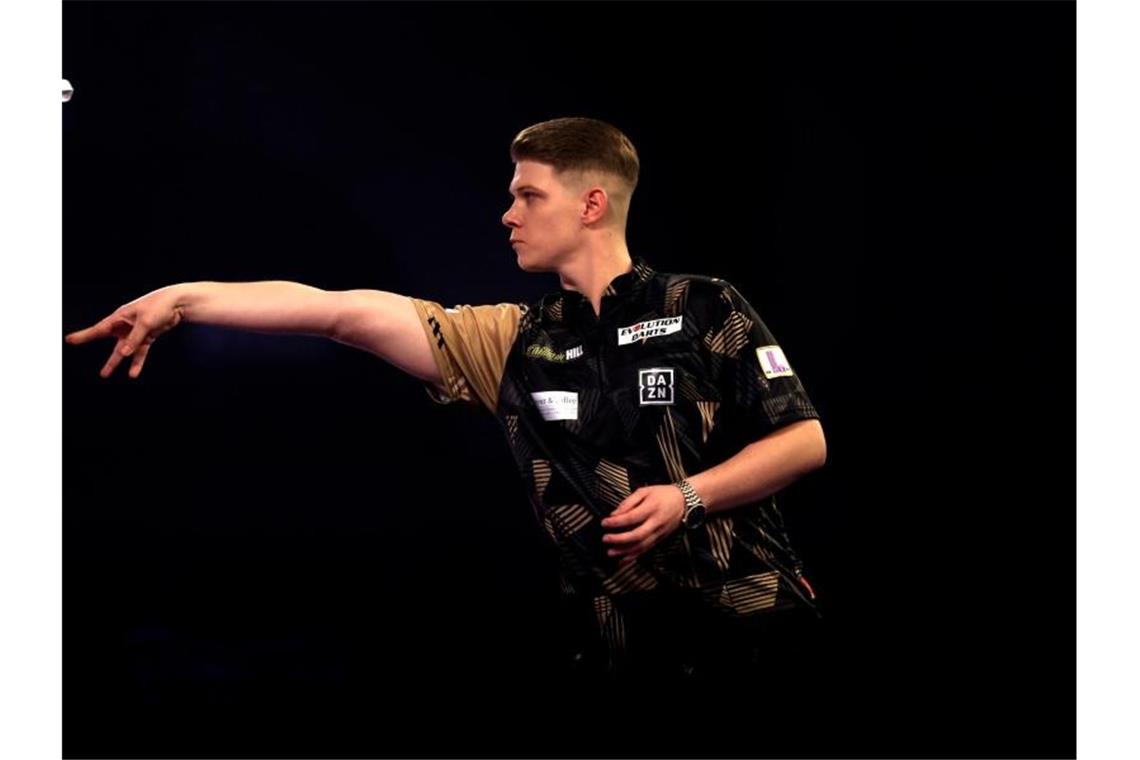 Nach Aus bei Darts-WM: Hoffnungsträger Hopp „wütend“ Nico Kurz hat den Einzug in die zweite Runde geschafft. Foto: Steven Paston/PA Wire/dpa