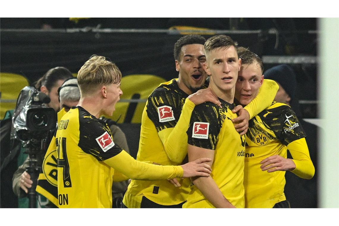 Nico Schlotterbeck (2.v.r.) genießt bei Trainer Niko Kovac hohes Ansehen.