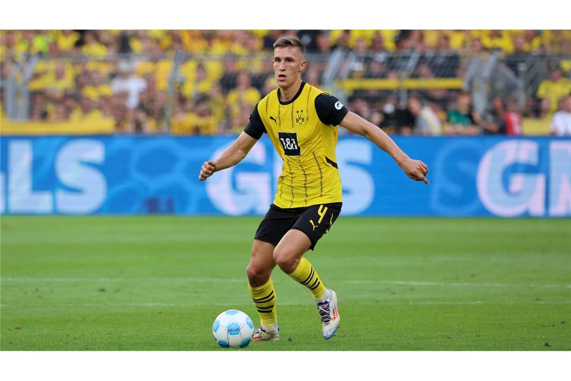 Superstar oder Ersatzmann? Das wurde aus den U-21-Europameistern von 2021 Nico Schlotterbeck, Borussia Dortmund: 2020 wurde der junge Innenverteidiger vom SC Freiburg zu Union Berlin ausgeliehen. Dort etablierte sich Schlotterbeck im Profibereich, folgerichtig startete er bei der U-21 EM in allen sechs Spielen. Inzwischen trägt der gebürtige Waiblinger das Trikot von Borussia Dortmund. Schlotterbeck ist sowohl bei Schwarz-Gelb als auch in der A-Nationalmannschaft eine wichtige Säule. In der jüngsten Vergangenheit wird der Defensivmann – mit Vergangenheit bei den Stuttgarter Kickers – immer wieder mit hochkarätigen Namen wie Barcelona oder Liverpool in Verbindung gebracht. Zuletzt fehlte er dem Nationalteam allerdings verletzt.