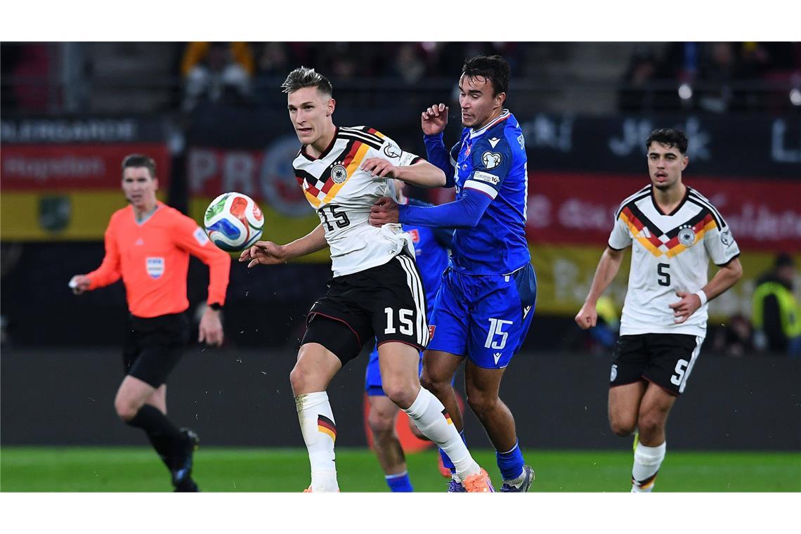 Nico Schlotterbeck (Note 2,5): Zeigte gleich, was ihn auszeichnet. Gute Pässe aus der Abwehr heraus. Damit half Nico Schlotterbeck, schnell nach vorne zu kommen. Seine Kernaufgabe erledigte der Dortmunder dann unaufgeregt. Nach einer guten Stunde durfte er vom Platz.