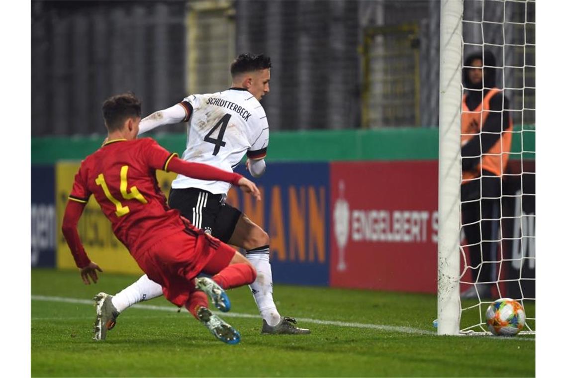 Nico Schlotterbeck (r.) erzielt das Tor zum 1:1 neben Maxime Busi von Belgien. Foto: Patrick Seeger/dpa