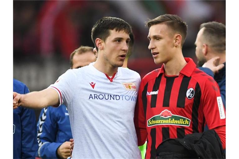 Nico Schlotterbeck (r) pricht nach dem Spiel mit seienm Bruder Keven Schlotterbeck (l). Foto: Patrick Seeger/dpa