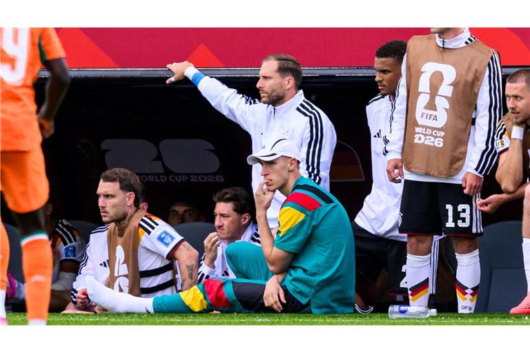 Nico Schlotterbeck (sitzend) hat sich im Spiel gegen die Elfenbeinküste verletzt.