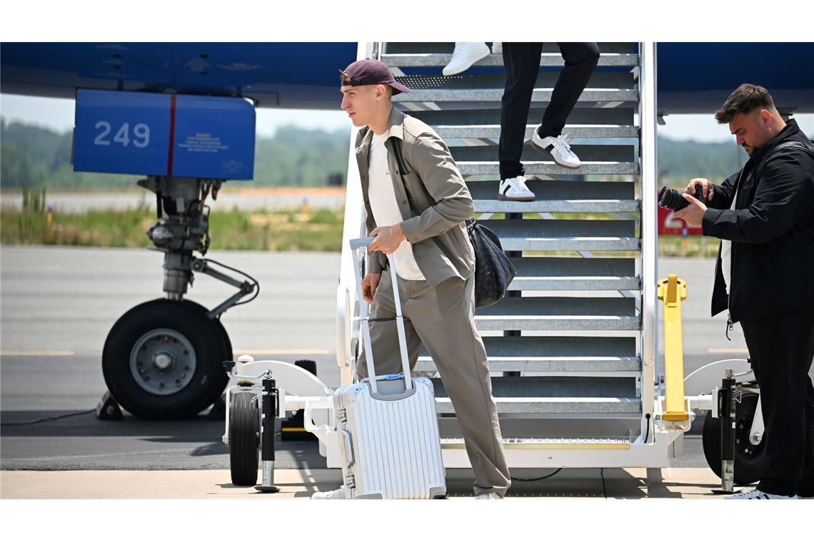 Nico Schlotterbeck steigt aus dem DFB-Flieger.