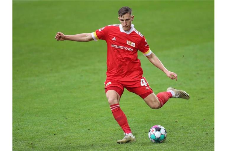Nico Schlotterbeck von Union Berlin spielt den Ball. Foto: Andreas Gora/dpa-pool/dpa/Archivbild
