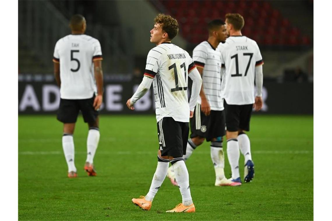 Löw „angefressen“: Dreimal vorn - aber kein Sieg Nico Schulz (r) im Zweikampf mit Emre Kilinc. Foto: Federico Gambarini/dpa