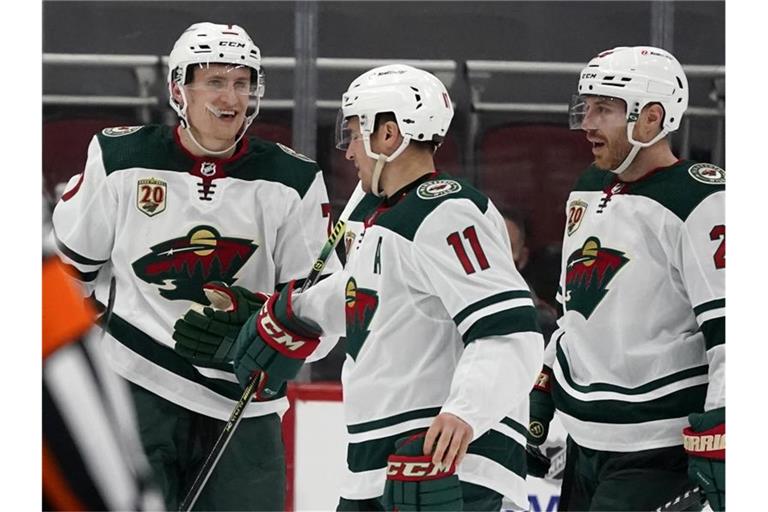 Nico Sturm (l) war maßgeblich an Minnesotas Sieg beteiligt. Foto: Ross D. Franklin/AP/dpa