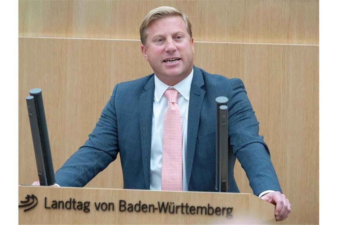 Umgehung des Parlaments? FDP beklagt „Erlass-Politik“ Nico Weinmann (FDP) spricht im Landtag von Baden-Württemberg. Foto: Sebastian Gollnow/dpa/Archivbild