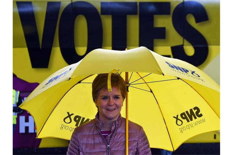 Nicola Sturgeon, Erste Ministerin von Schottland und Vorsitzende der Schottischen Nationalpartei (SNP), macht Wahlkampf für die schottischen Parlamentswahlen. Foto: Andy Buchanan/PA Wire/dpa