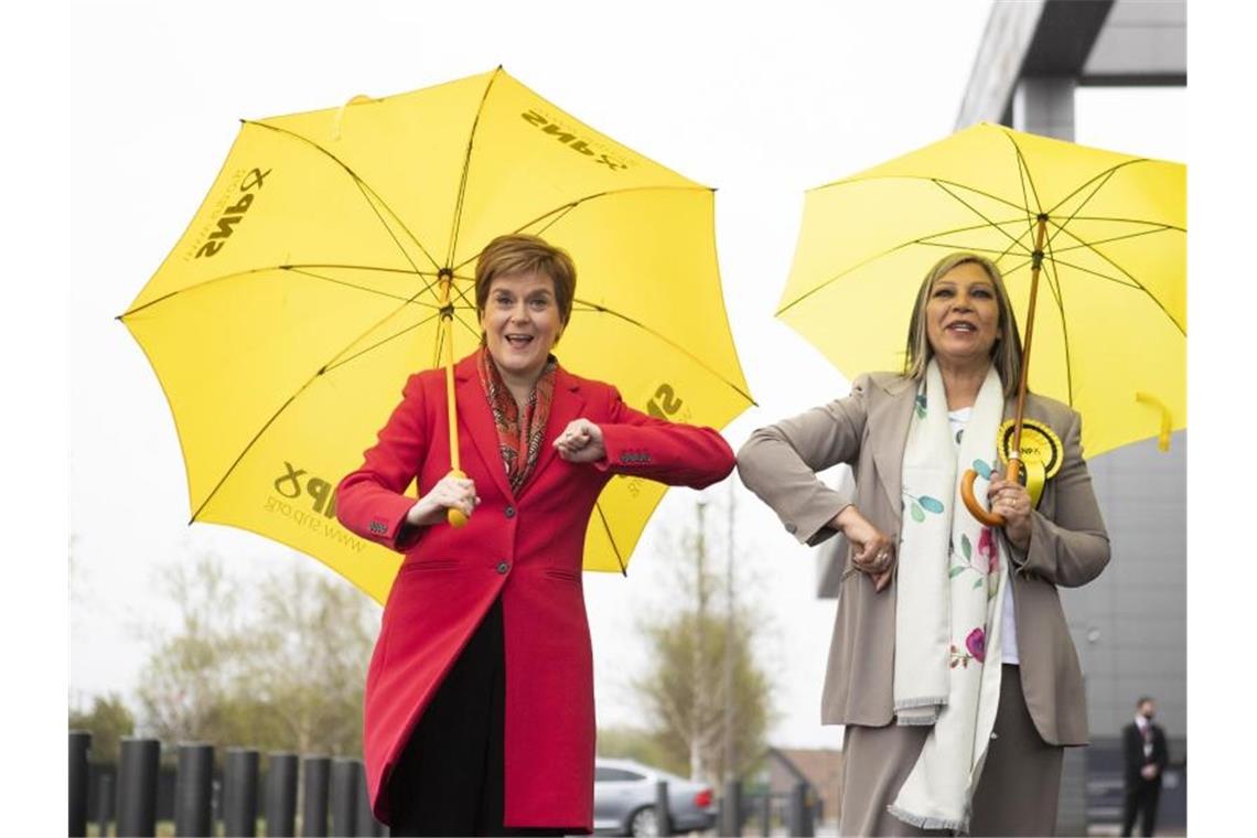 Sturgeon deutet Unabhängigkeitsreferendum 2022 an Nicola Sturgeon (l), Erste Ministerin von Schottland und Vorsitzende der SNP, erhöht nach dem Wahlsieg umgehend den Druck auf die britische Regierung. Foto: Jane Barlow/PA Wire/dpa
