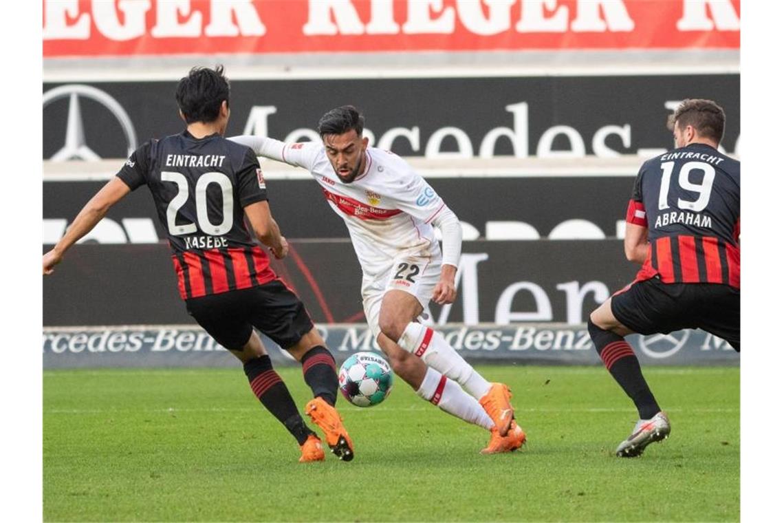 VfB-Torjäger González fehlt zwei bis drei Wochen Nicolas Gonzalez (M) kämpft um den Ball. Foto: Sebastian Gollnow/dpa/Archivbild