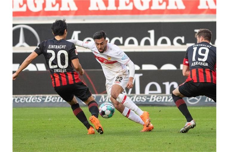 Nicolas Gonzalez (M) kämpft um den Ball. Foto: Sebastian Gollnow/dpa/Archivbild