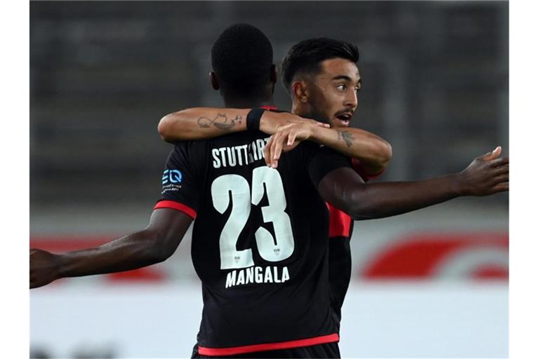 Nicolas Gonzalez (r) von Stuttgart jubelt mit Orel Mangala. Foto: Matthias Hangst/Getty Images Europe/Pool/dpa/Archiv