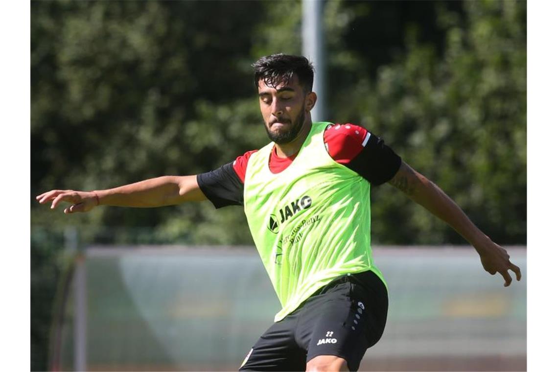 Nicolas Gonzalez spielt beim Training den Ball. Foto: Karl-Josef Hildenbrand/dpa/Archiv