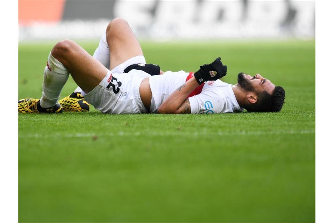 Nicólas González vom VfB Stuttgart liegt verletzt auf dem Boden. Foto: Tom Weller/dpa/Archivbild