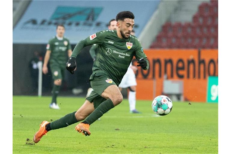 Nicolas Gonzalez vom VfB Stuttgart spielt den Ball. Foto: Matthias Balk/dpa/Archivbild