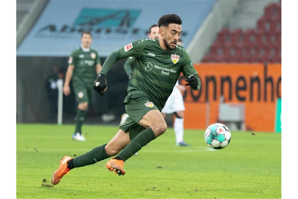 Nicolas Gonzalez von Stuttgart spielt den Ball. Foto: Matthias Balk/dpa/Archivbild