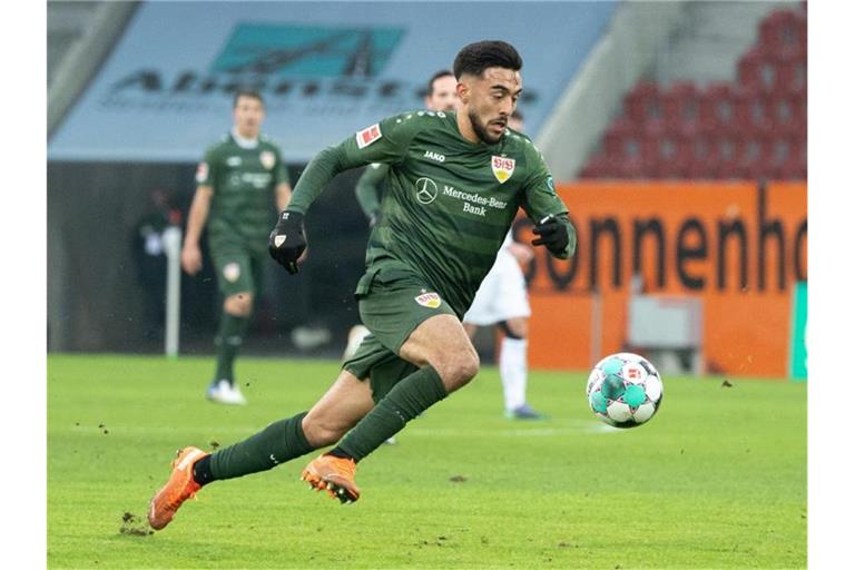 Nicolas Gonzalez von Stuttgart spielt den Ball. Foto: Matthias Balk/dpa/Archivbild