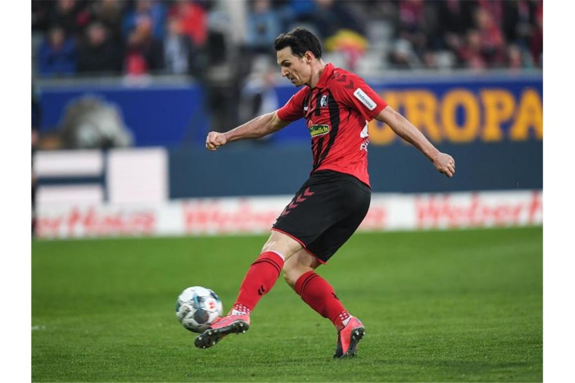 Nicolas Höfler von Freiburg spielt den Ball. Foto: Patrick Seeger/dpa