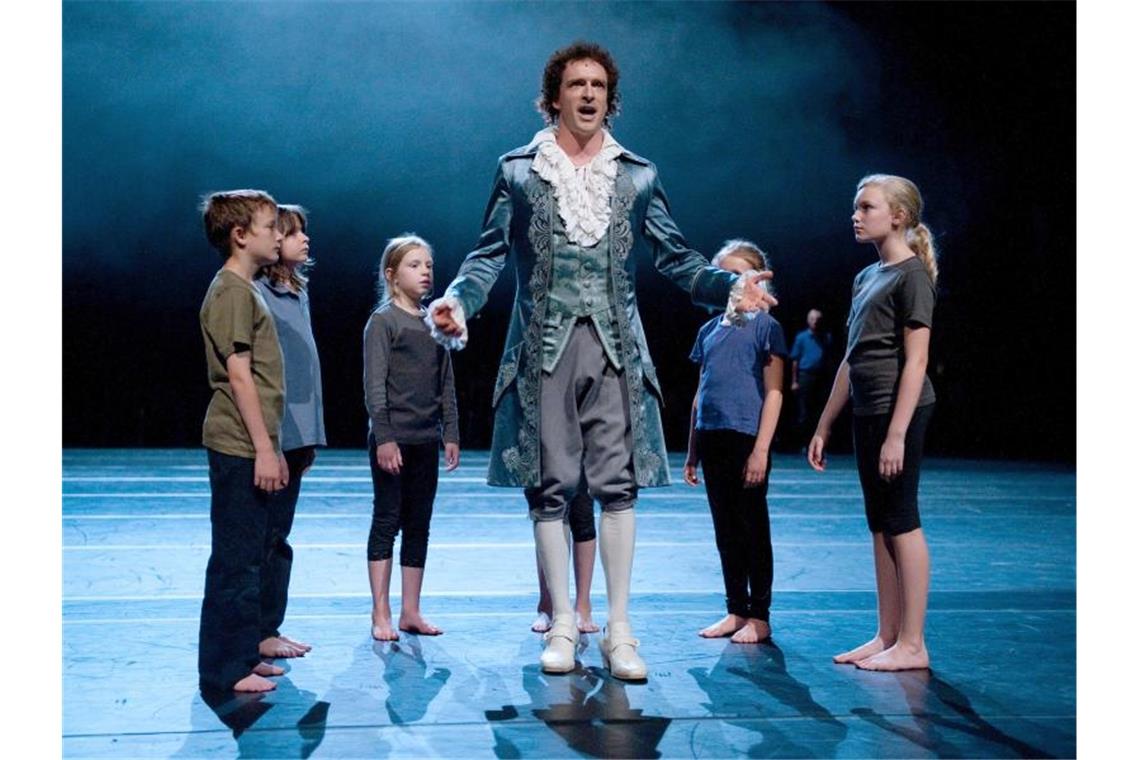 „Immer noch Barbaren?“: Schillertage eröffnen mit Briefen Nicolas Leresche steht während der Generalprobe zum Theaterstück „Schiller Thriller“ mit Kindern auf der Bühne. Foto: Uwe Anspach/Archiv