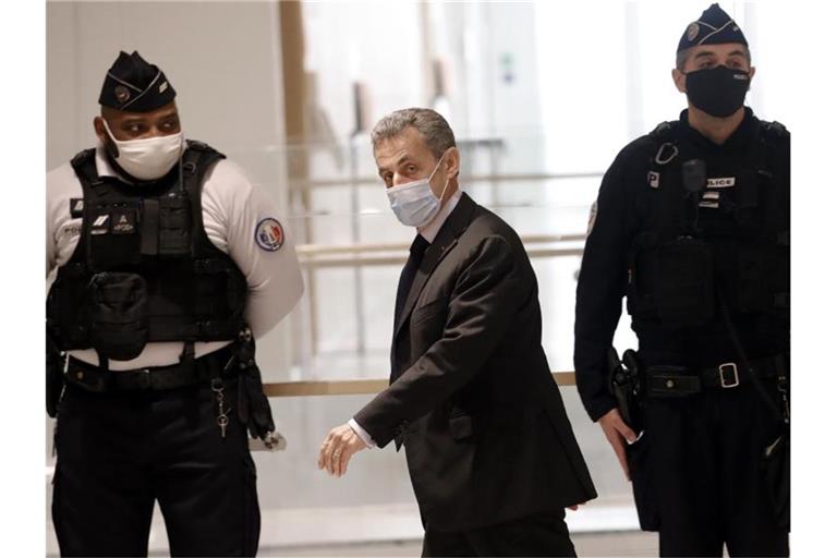 Nicolas Sarkozy (M), ehemaliger Präsident von Frankreich, trifft im Novembr 2020 zu einer Anhörung in einem Gerichtsgebäude in Paris ein. Foto: Christophe Ena/AP/dpa