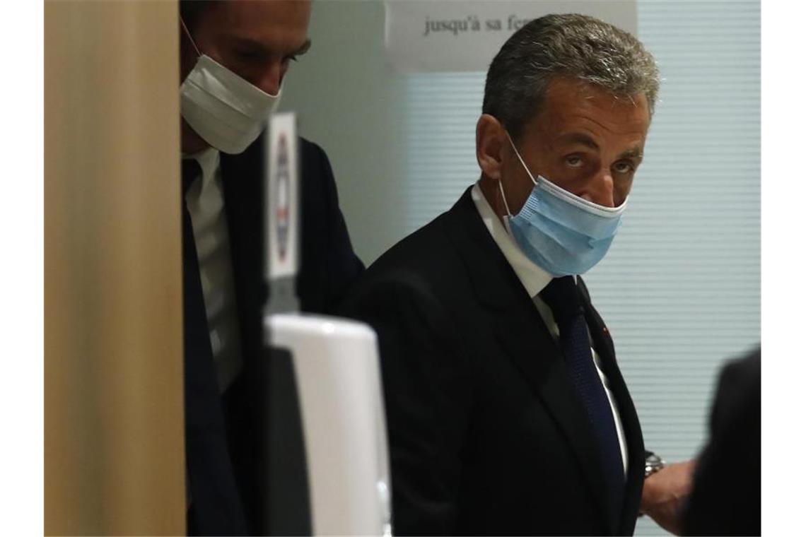 Nicolas Sarkozy verlässt den Gerichtssaal in Paris. Foto: Michel Euler/AP/dpa