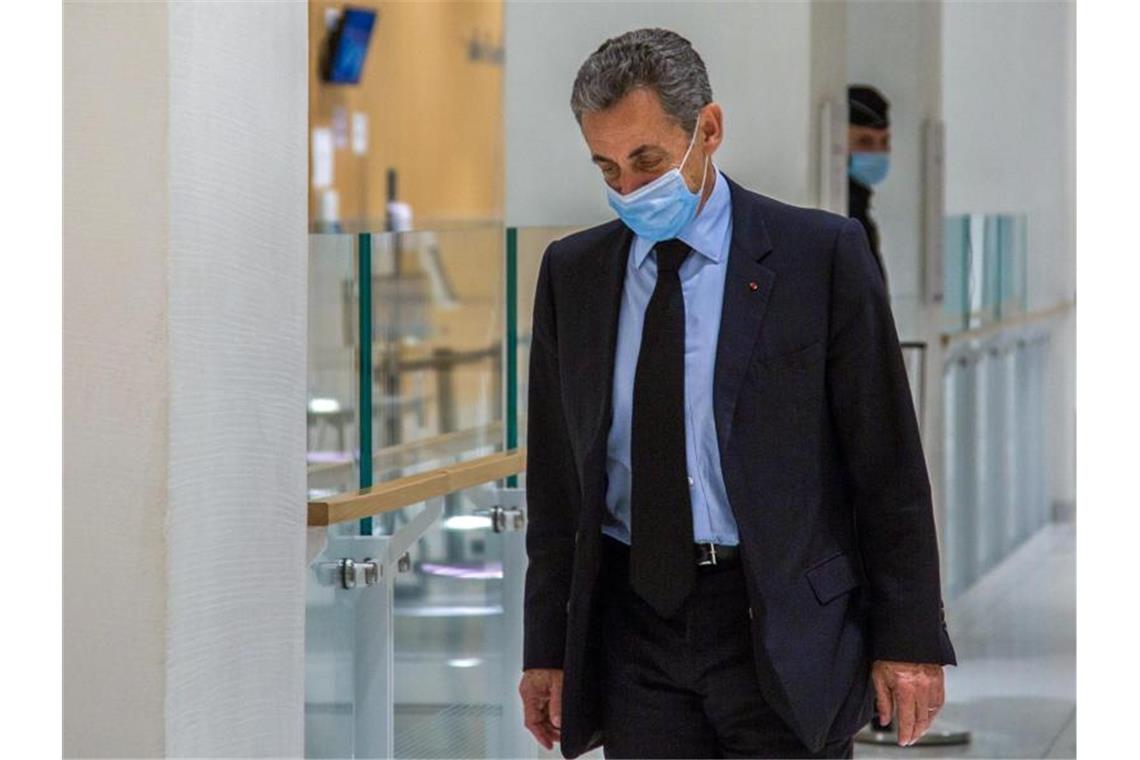 Nicolas Sarkozy verlässt nach einer Anhörung das Gerichtsgebäude in Paris. Foto: Sadak Souici/Le Pictorium Agency via ZUMA/dpa