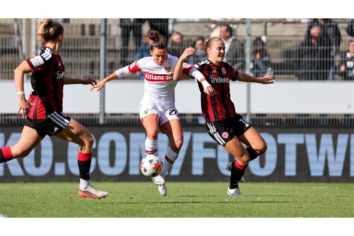 Nicole Billa (Mitte) und die VfB-Frauen: gegen Eintracht Frankfurt setzt es unter dem Fernsehturm eine Niederlage.
