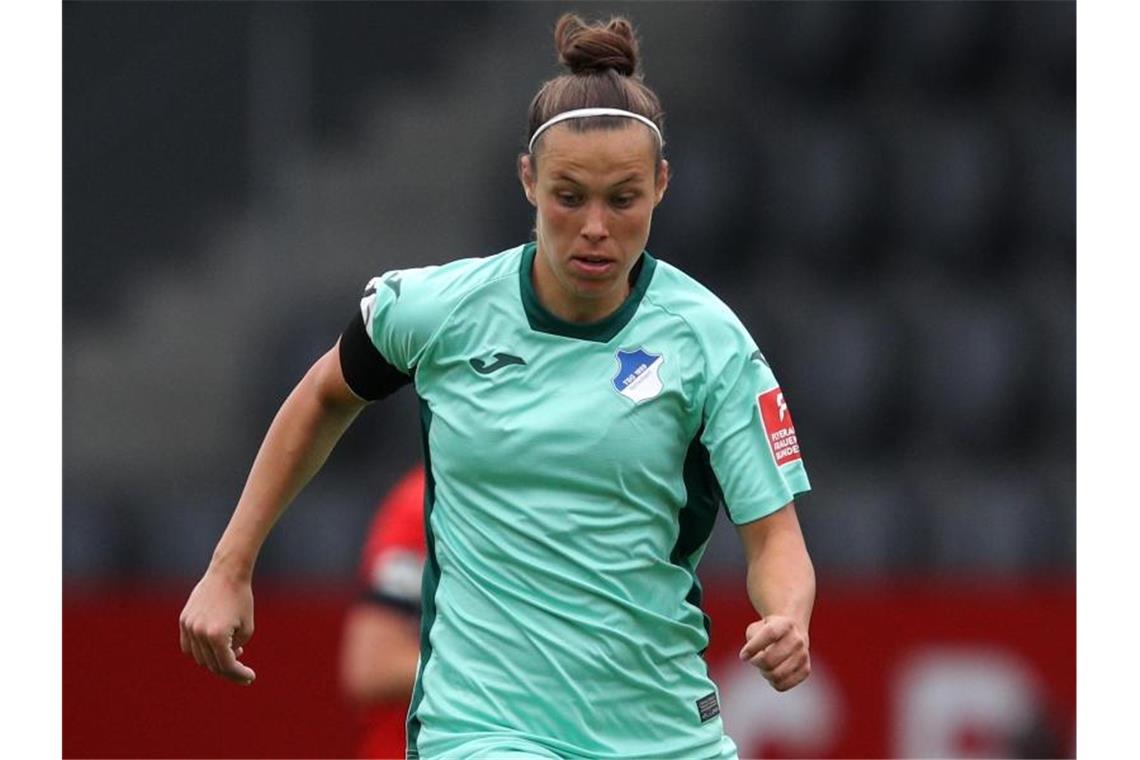 Fußballerin des Jahres Billa: Kaum noch als Erzieherin tätig Nicole Billa spielt den Ball. Foto: Adam Pretty/Getty Images Europe/Pool/dpa/Archivbild