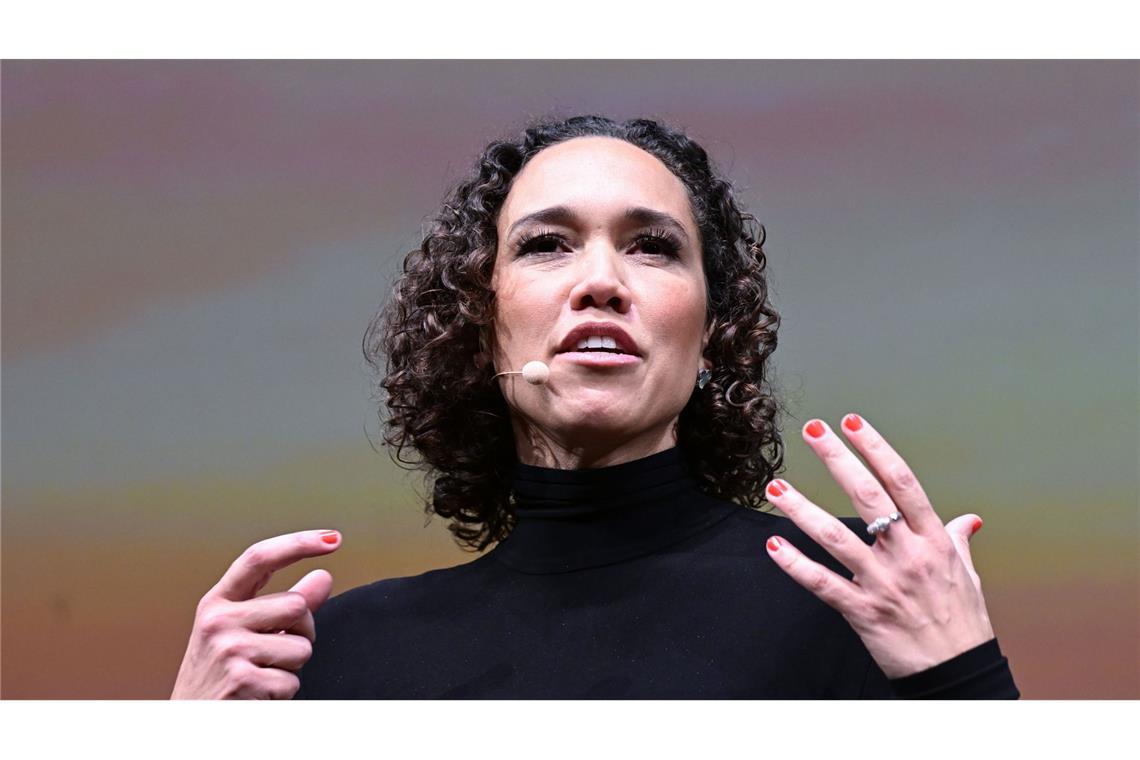 Nicole Büttner verwettet ihre Haare.